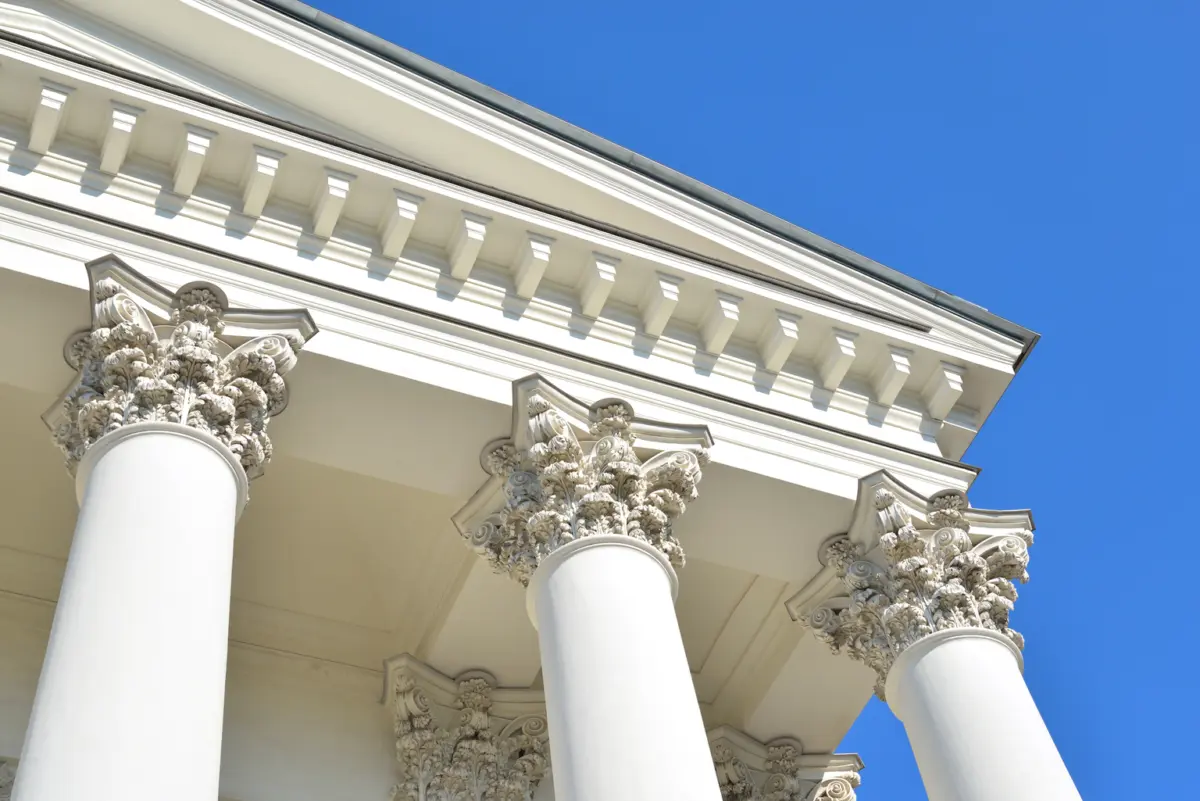 Understanding Financial Analyst Disclosures and Platform Disclaimers in Modern Digital Investing Content