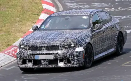 BMW M5 Spotted at the Nürburgring With Snoutier, Toothier Neue Klasse Facelift
