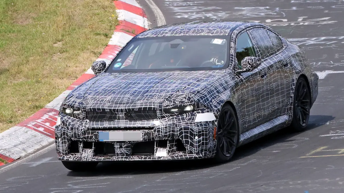 BMW M5 Spotted at the Nürburgring With Snoutier, Toothier Neue Klasse Facelift