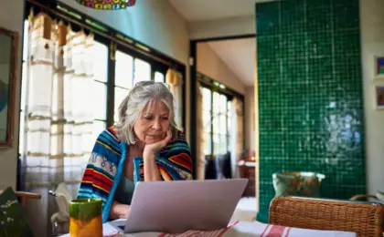 Deciding How to Spend Your Retirement Savings: Guaranteed Paychecks Versus Pay-As-You-Go Withdrawals