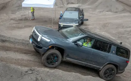 Electric vs. Internal Combustion Off-Road SUVs: Weighing the Capabilities of New Tech Against Traditional Trail Machines