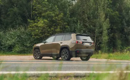 Jeep Cherokee Returns: Standard All-Wheel Drive, Hybrid Efficiency, and New Lineup Details for 2026 and 2027