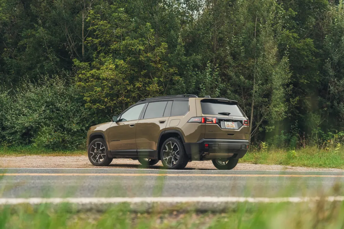Jeep Cherokee Returns: Standard All-Wheel Drive, Hybrid Efficiency, and New Lineup Details for 2026 and 2027