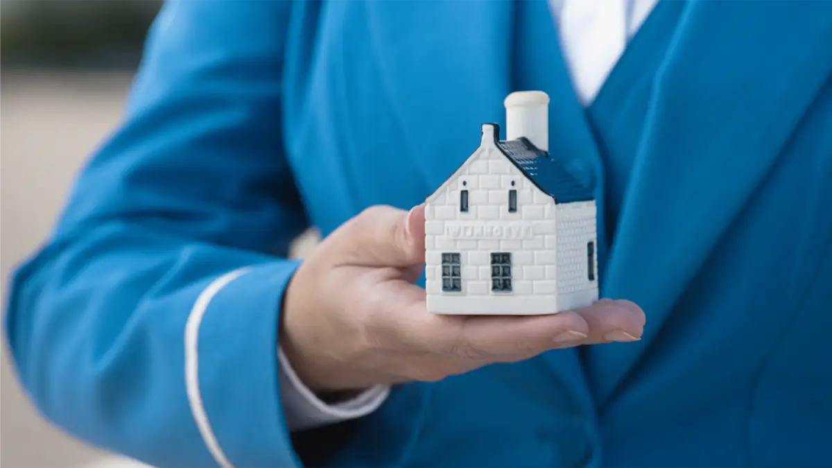 KLM Celebrates 107th Anniversary With New Delft Miniature House and Free Starlink Wi-Fi Rollout