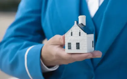 KLM Celebrates 107th Anniversary With New Delft Miniature House and Future Starlink Wi-Fi